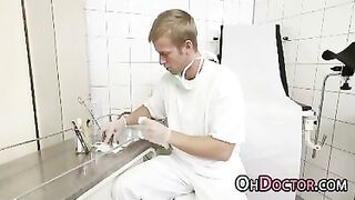 Buổi khám phụ khoa của cô gái gầy gò