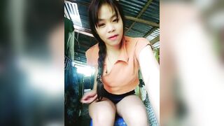 Gái quê tập tành quay clip thủ dâm