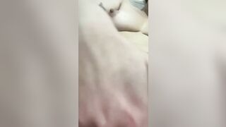 Chị gái quay clip móc bím gửi người yêu
