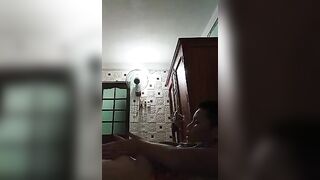 Thanh niên trốn mẹ sục cặc