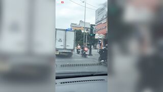 BÉ SINH VIÊN NƯỚC NÔI LÊNH LÁNG VỪA ĐỊT VỪA CANH ME