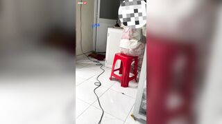 BÉ SINH VIÊN NƯỚC NÔI LÊNH LÁNG VỪA ĐỊT VỪA CANH ME