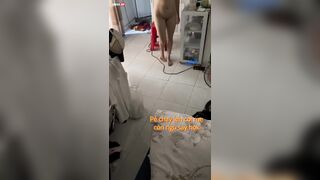 BÉ SINH VIÊN NƯỚC NÔI LÊNH LÁNG VỪA ĐỊT VỪA CANH ME