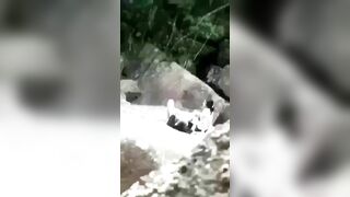Public với Ny ở bờ suối bị người lạ đánh tập thể