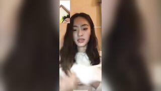 Quay màn hình bạn gái đang cho xem vú