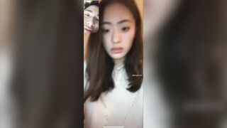 Quay màn hình bạn gái đang cho xem vú