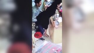 Hack cam chị gái lén chồng địt nhau với bảo vệ tại quán nước