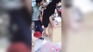 Hack cam chị gái lén chồng địt nhau với bảo vệ tại quán nước