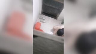 Quay lén bạn thân tắm nhưng bị phát hiện