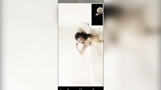 Đi tắm cũng show hàng móc lồn cho trai xem