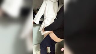 đưa bé sinh viên ra ban công hóng gió