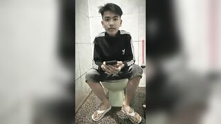 Minh Dương 211 thủ dâm trong wc