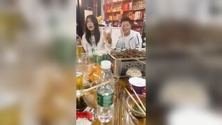 Cô gái say xỉn ở quán rượu izakaya và nhảy múa với bộ ngực trần.
