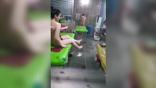 Quay lén dịch vụ tắm công cộng