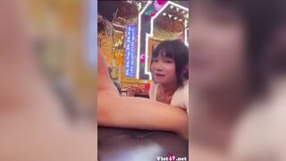em nhân viên karaoke nhiệt tình giúp khách xả