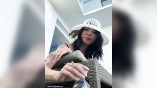 Thủ dâm public sướng quá lồn chảy nước như mưa