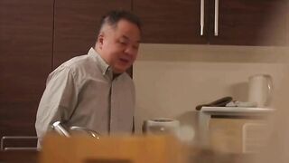 Chồng say bị sếp chồng lạm dụng