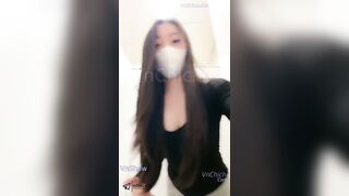Dâm nữ MMlive sanzai đến trung tâp thương mại gạ chịch người lạ vú cặc show lồn từ WC 2