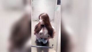 Gái dâm show hàng trong nhà tắm