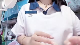 Cô gái mới lớn vừa học vừa so vú