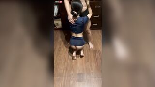 ĐỤ NẰM SẤP EM SINH VIÊN ĐEO KÍNH DÂM ĐÃNG LÀM EM SƯỚNG RÊN RỈ