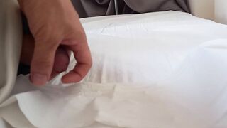 Thủ dâm ngay trên giường mà k đóng cửa