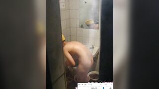 Lộ clip em gái hàng xóm bị quay lén lúc tắm