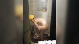 Lộ clip em gái hàng xóm bị quay lén lúc tắm