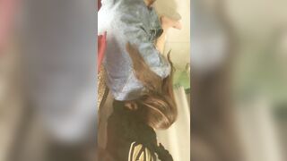 Lén lút trong phòng thay đồ trung tâm thương mại