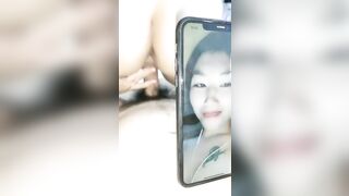 Vừa chơi gái bắn ngập lồn vừa call video cho vợ xem cặp này dâm vcl