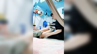 Liếm đùi chị gái
