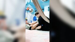 Liếm đùi chị gái