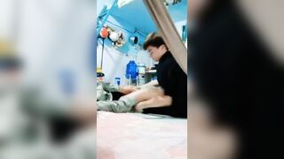 Liếm đùi chị gái