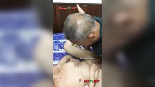 Dẫn cụ ông 60 tuổi bị cụt 2 tay đi chơi gái,cụ tuy già k lành lặn mà vẫn còn mạnh lắm