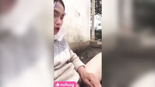 Bé học sinh nứng public ngay tại sân trường