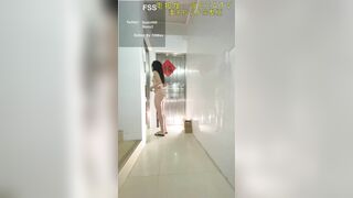 Em gái khỏa thân trong hành lang chung cư và gạ chịch anh hàng xóm