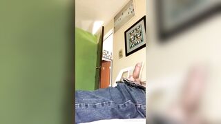 Mẹ kế nhìn con chồng thủ dâm
