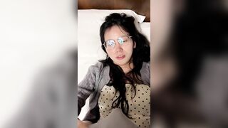 Bạn trai đút dương vật cho cô gái đeo kính bú