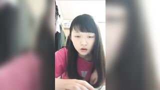 Nữ sinh đại học dễ thương tự sướng khi gọi video với bạn trai