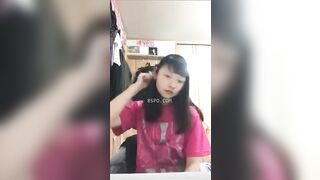 Nữ sinh đại học dễ thương tự sướng khi gọi video với bạn trai