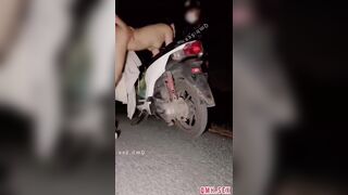 Full 30p+ clip public cực bạo ngoài quốc lộ trần truồng địt nhau Part 2