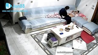 Hack cam thấy bố dượng ở nhà lau lồn rồi đụ con dâu khi con trai đi làm k có ở nhà