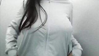 E teen xinh đẹp với bầu vú bự cực đẹp k mặc áo lót đi trên đường,nó cứ nảy tưng tưng