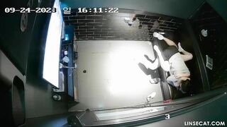 Hack cam quán kara phát hiện thanh niên đưa e ghệ vú bự vào quán mò lồn bóp vú đụnhau