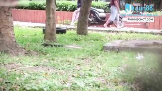 Quay lén chuyện tình công viên của ô chú trốn vợ và cô người tình trẻ