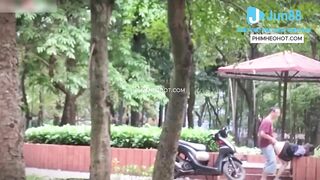 Quay lén chuyện tình công viên của ô chú trốn vợ và cô người tình trẻ