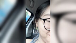 E teen kính cận dâm đãng bú cu cho bạn trai nuốt hết tinh trùng khi đg lái xe