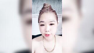 Thảo Hiền và quả dưa to bự của em ấy