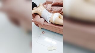 Sờ mông bé e họ mình dây đg nằm trên sofa làm e nứng liền tụt quần cho a đụ luôn