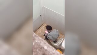 Quay lén em gái dâm trong nhà vệ sinh